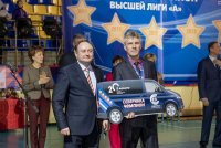 Генеральный директор АО «Апатит» Александр Гильгенберг, вручил команде подарок от компании ФосАгро – автомобиль Volkswagen Multivan.