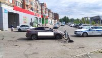 Камень, вылетевший из-под косы, повредил автомобиль и травмировал ребенка в Вологде