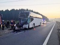 Туристы из Вологды пострадали при столкновении автобуса и грузовика