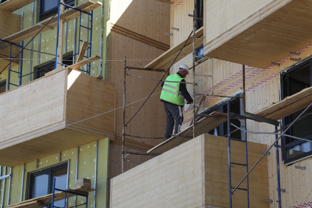 Строительство первого многоэтажного жилого комплекса из деревянных панелей продолжается в Соколе