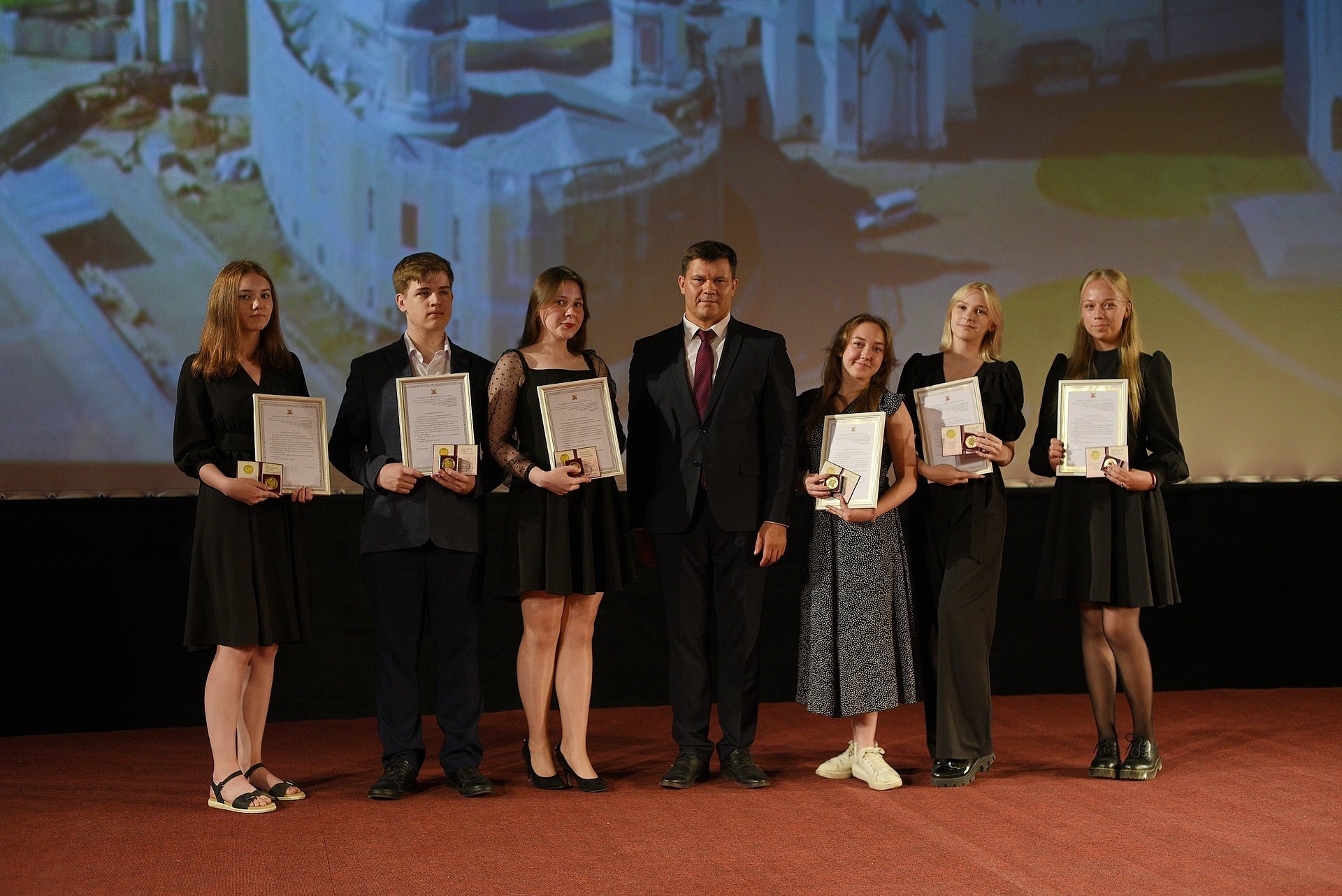 Более 120 медалей вручили лучшим выпускникам Вологды