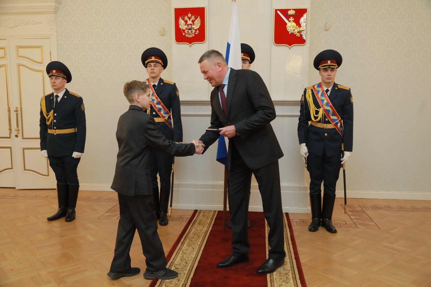 Губернатор Вологодской области Олег Кувшинников вручил медали за мужество подросткам из Сокола
