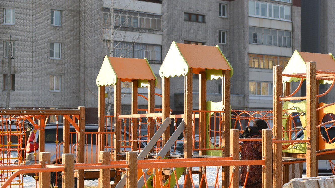 Рабочие заканчивают устанавливать игровой комплекс во Фрязиновском парке Вологды