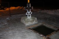 Вологжане могли набрать святой воды прямо из реки Вологды. Во льду для этого была вырублена небольшая купель. Фото: СеверИнфо.