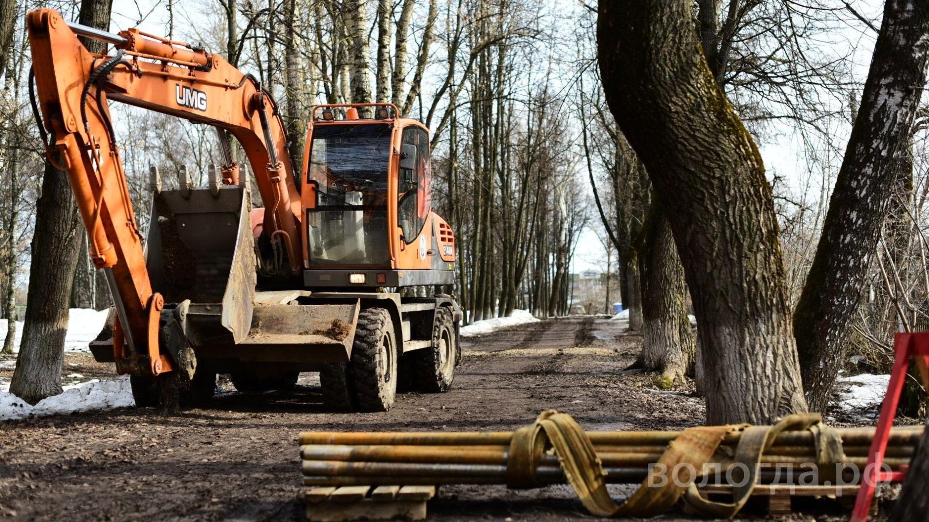 Специалисты заканчивают работы на ливневке в парке Ветеранов в Вологде
