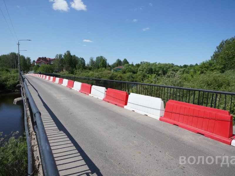 Строители приступили к ремонту моста через реку Вологду в Кувшиново