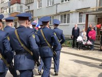Один из мини-парадов для ветеранов в Вологде прошел при участии главы региона Олега Кувшинникова