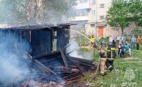 Жильцы загоревшегося дома в Бабаево смогли сохранить себе жизнь и потушить пожар