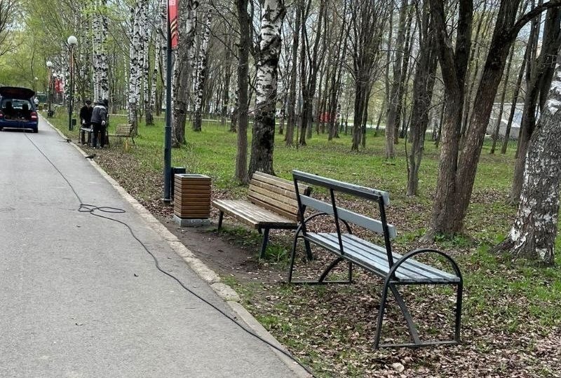В парке Победы в Вологде появились новые скамейки