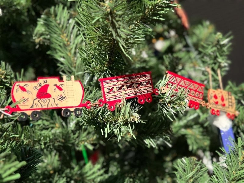 Елка на железнодорожном вокзале в Вологде украшена игрушками с мезенской росписью