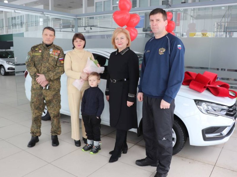 Участнику СВО из Сокола вручили ключи от автомобиля