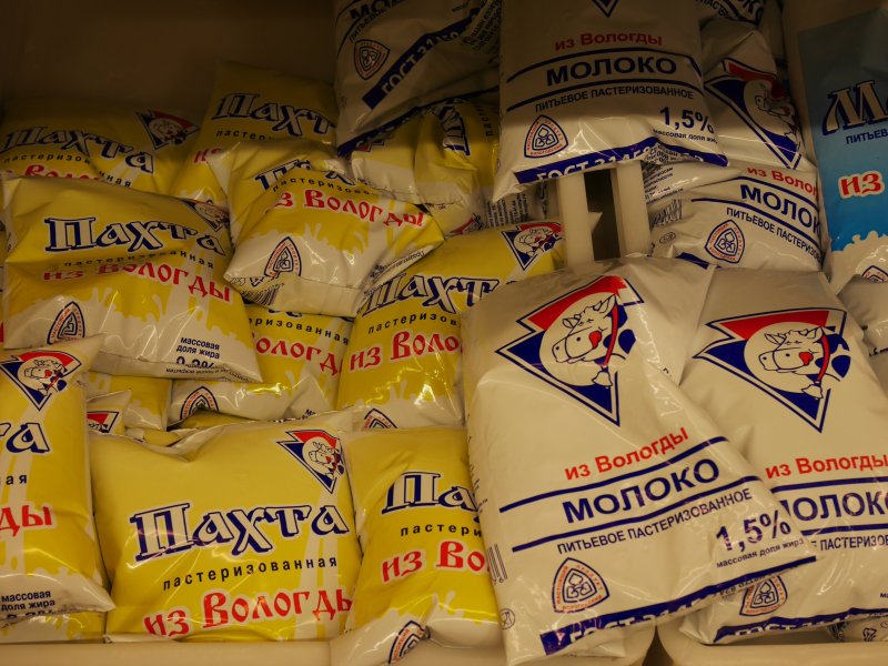 Молоко от УОМЗ продается в полиэтиленовых пакетах