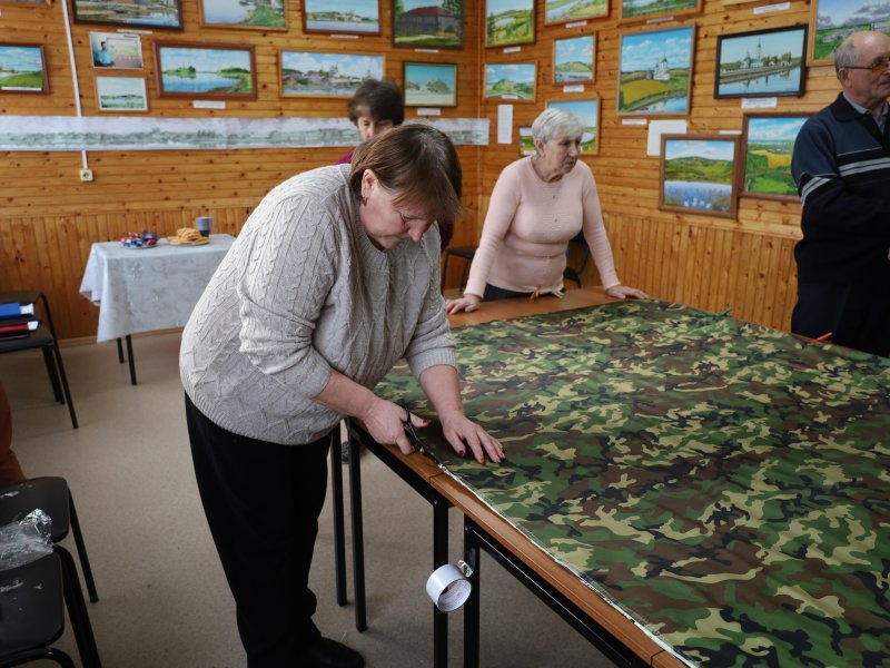 Жители Кирилловского округа изготовили более 100 антидроновых одеял в рамках проекта «Укрой и сохрани»